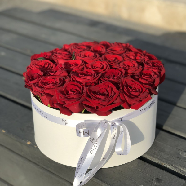 КОРОБКА С КРАСНЫМИ РОЗАМИ